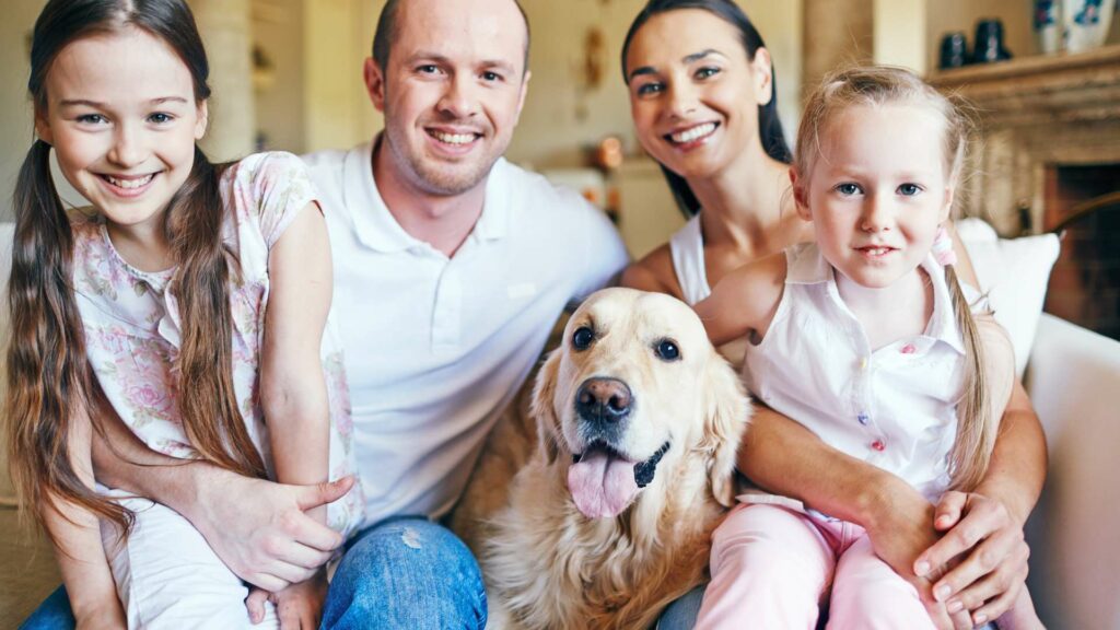 Un chien avec les membres de sa famille